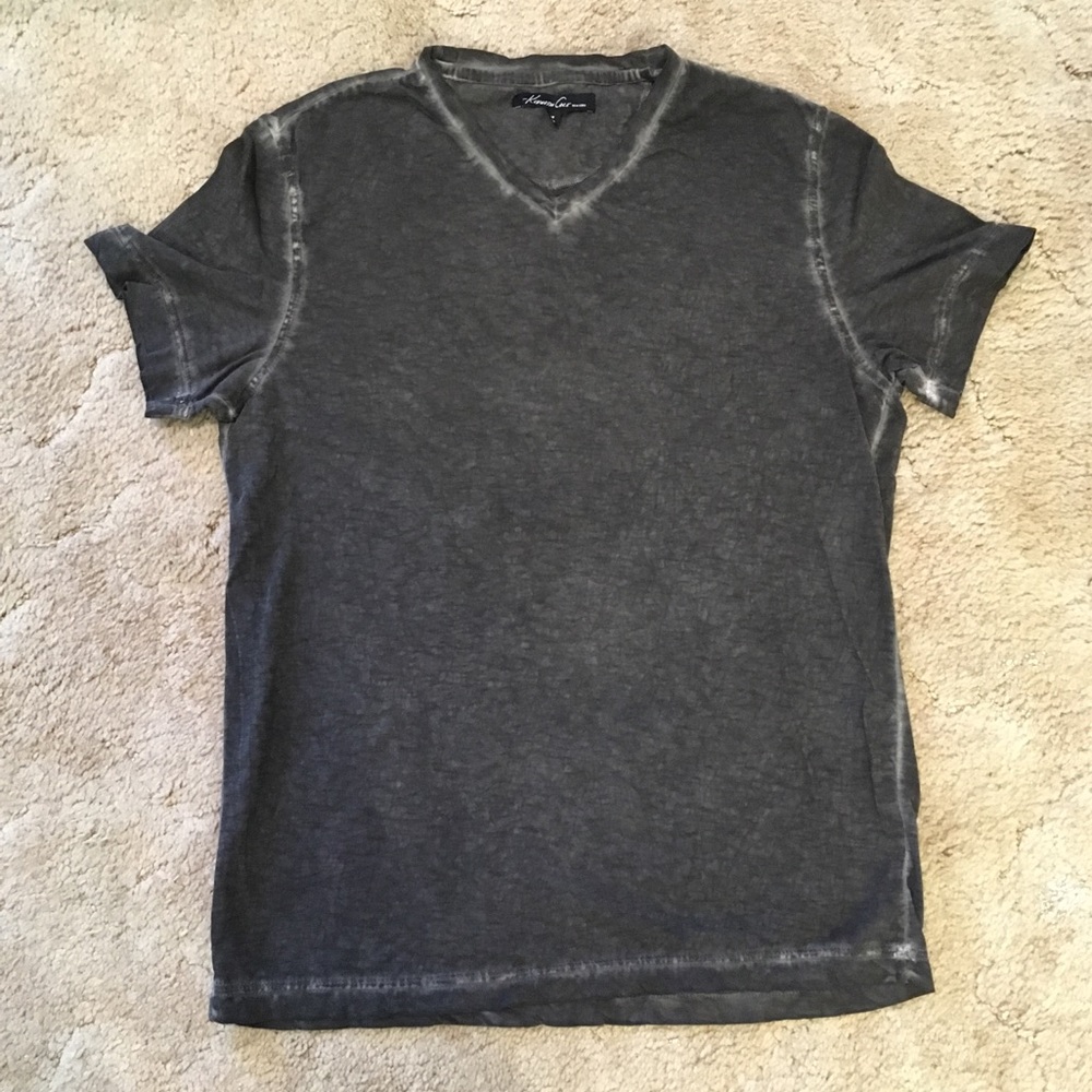 Kenneth Cole men’s v neck SS t-shirt.